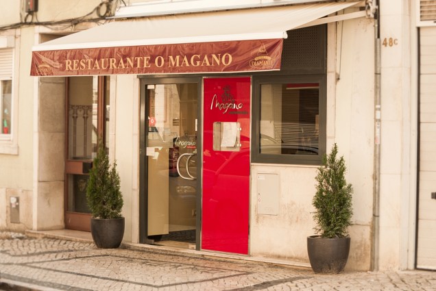 Faixada do restaurante O Magano em Lisboa, Portugal