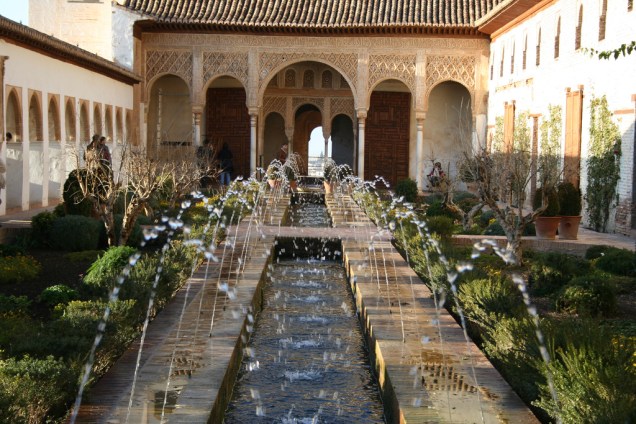 <strong>Generalife, Espanha</strong>        Na imensa vega árida da Andaluzia, o palácio Alhambra, em <a href="https://viajeaqui.abril.com.br/cidades/espanha-granada" rel="Granada" target="_blank">Granada</a>, é uma joia arquitetônica que mantém-se como símbolo maior e mais duradouro da presença árabe na Europa. O palácio de verão Generalife, logo ao lado, era um oásis repleto de jardins que traziam um bem-vindo frescor ao ambiente, repleto de espelhos dágua, fontes e pátios. A escadaria cujo corrimão é uma corrente de água é de delicada sensibilidade.