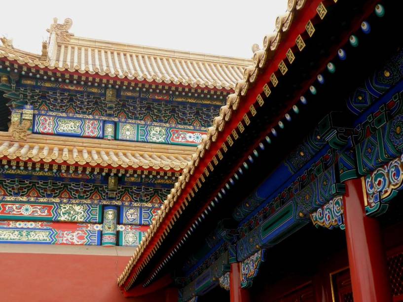 A <a href="https://viajeaqui.abril.com.br/estabelecimentos/china-pequim-beijing-atracao-cidade-proibida" rel="Cidade Proibida" target="_blank">Cidade Proibida</a>, em <a href="https://viajeaqui.abril.com.br/cidades/china-pequim-beijing" rel="Pequim" target="_blank">Pequim</a>, foi a mítica residência dos imperadores do trono do dragão. Boa parte dos edifícios e das características atuais foram feitas entre as dinastias Ming e Qing até a monarquia ser extinta em 1912. Com quase mil edifícios e dezenas de corredores e pátios, é definitivamente a atração número um da cidade