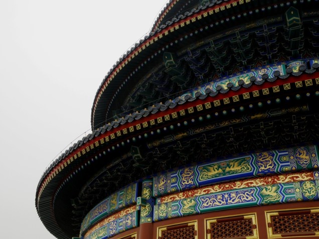 Construído no século 15, o Templo do Céu, ao sul da Cidade Proibida, em Pequim, servia como conexão direta entre o imperador e os deuses. O super-decorado hall principal possui uma arquitetura repleta de simbolismo e em sua construção não foi utilizado nenhum prego, somente encaixes de madeira