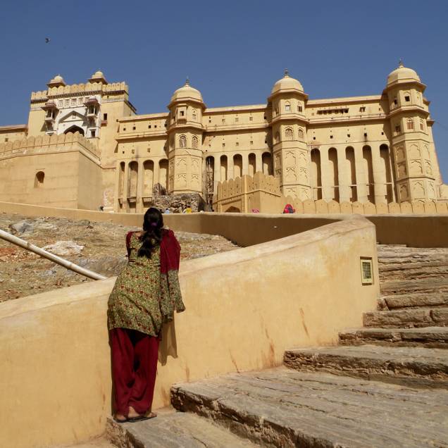 Mulher admira as muralhas do Forte Amber, em Jaipur, listado como patrimônio da humanidade pela Unesco Mulher admira as muralhas do Forte Amber, em Jaipur, listado como patrimônio da humanidade pela Unesco
