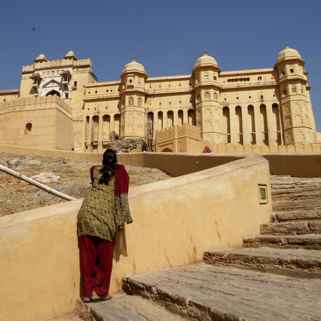 Mulher admira as muralhas do Forte Amber, em Jaipur, listado como patrimônio da humanidade pela Unesco