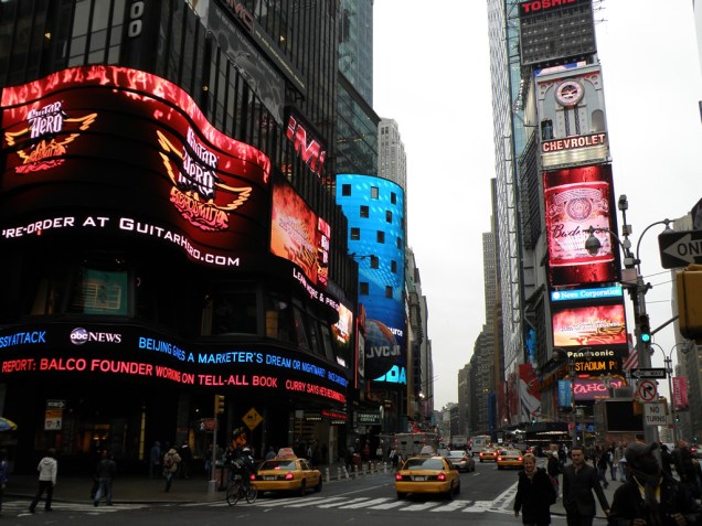Times Square recebe 26 milhões de pessoas por ano. Para anunciar nos outdoors dos prédios é preciso pagar de US$ 5 mil a US$ 20 mil por mês Times Square recebe 26 milhões de pessoas por ano. Para anunciar nos outdoors dos prédios é preciso pagar de US$ 5 mil a US$ 20 mil por mês