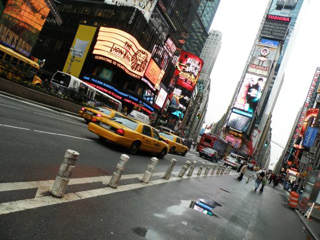 A grandiosidade da Times Square, em Nova York, composta por vários cruzamentos e esquinas. Considerada um dos pontos turísticos mais visitados do mundo (cerca de 40 milhões de visitantes por ano), ela oferece uma quantidade imensa de atrações. Entre elas: muitos bares, restaurantes, lojas e teatros da Broadway 