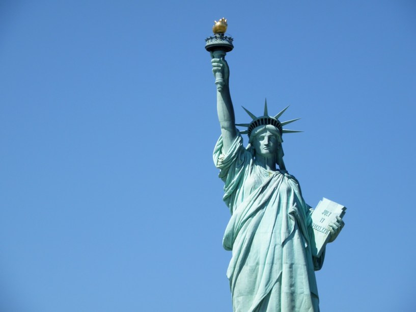 A <a href="https://viajeaqui.abril.com.br/estabelecimentos/estados-unidos-nova-york-atracao-estatua-da-liberdade-e-ellis-island" rel="Estátua da Liberdade" target="_blank">Estátua da Liberdade</a>, um dos pontos mais visitados de <a href="https://viajeaqui.abril.com.br/cidades/estados-unidos-nova-york" rel="Nova York" target="_blank">Nova York</a>, está fechado para reformas e deve ser reaberto em outubro de 2012. O objetivo é melhorar a segurança dos visitantes, com novos elevadores e a manutenção da escada espiral
