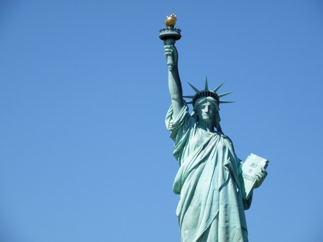 A <a href="https://viajeaqui.abril.com.br/estabelecimentos/estados-unidos-nova-york-atracao-estatua-da-liberdade-e-ellis-island" rel="Estátua da Liberdade" target="_blank">Estátua da Liberdade</a>, um dos pontos mais visitados de <a href="https://viajeaqui.abril.com.br/cidades/estados-unidos-nova-york" rel="Nova York" target="_blank">Nova York</a>, está fechado para reformas e deve ser reaberto em outubro de 2012. O objetivo é melhorar a segurança dos visitantes, com novos elevadores e a manutenção da escada espiral