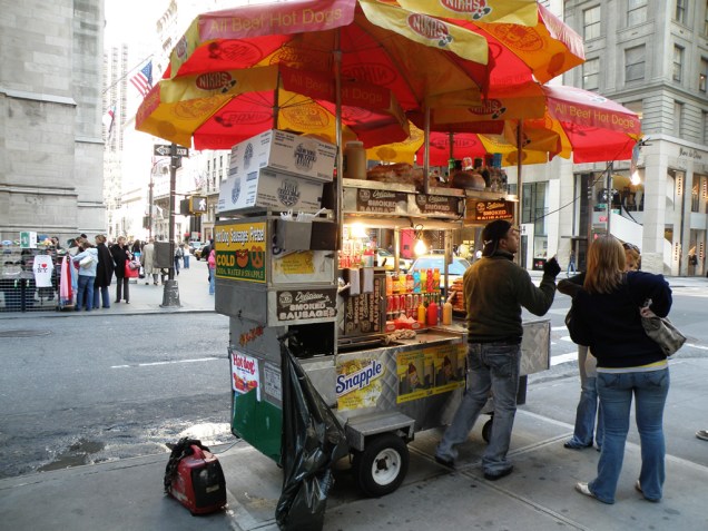 Típico carrinho de hot-dog, em <a href="https://viajeaqui.abril.com.br/cidades/estados-unidos-nova-york" rel="Nova York" target="_blank">Nova York</a>