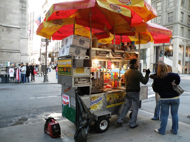 Típico carrinho de hot-dog, em <a href="https://viajeaqui.abril.com.br/cidades/estados-unidos-nova-york" rel="Nova York" target="_blank">Nova York</a> Típico carrinho de hot-dog, em <a href="https://viajeaqui.abril.com.br/cidades/estados-unidos-nova-york" rel="Nova York" target="_blank">Nova York</a>