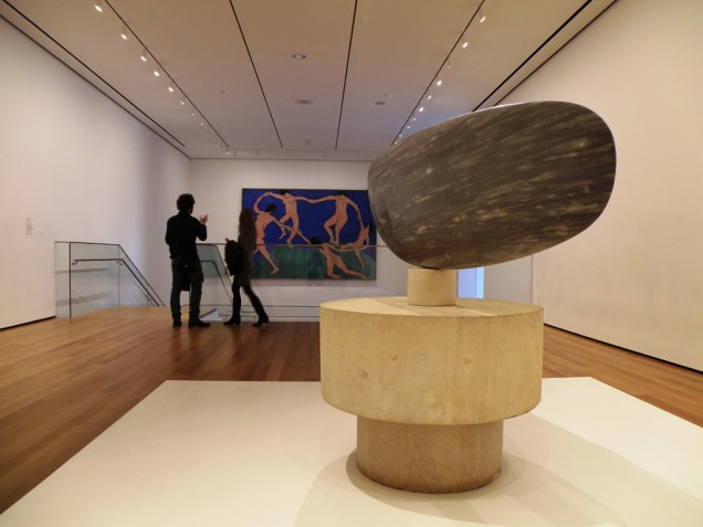 Interior do MoMa com o quadro <em>Dance,</em> de Henri Matisse, ao fundo