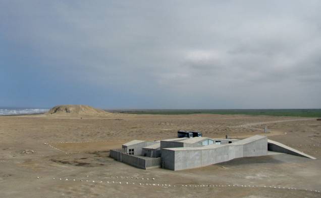 O Museu Cao fica ao lado do complexo arqueológico El Brujo, a 60 km de Trujillo: região desértica de frente para o mar (ao fundo, à esquerda) O Museu Cao fica ao lado do complexo arqueológico El Brujo, a 60 km de Trujillo: região desértica de frente para o mar (ao fundo, à esquerda)