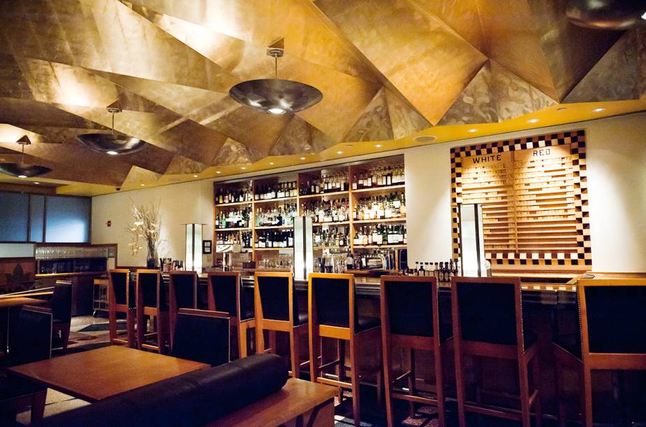 <strong>4º Eleven Madison Park – <a href="https://viajeaqui.abril.com.br/cidades/estados-unidos-nova-york" rel="Nova York " target="_blank">Nova York </a></strong>A cozinha contemporânea do Eleven Madison Park faz jus à sua atmosfera moderna. A experiência singular e inesquecível do jantar é um dos objetivos do chefe Daniel Humm. Os pratos fazem releituras de tradicionais quitutes nova-iorquinos. <strong>4º Eleven Madison Park – <a href="https://viajeaqui.abril.com.br/cidades/estados-unidos-nova-york" rel="Nova York " target="_blank">Nova York </a></strong>A cozinha contemporânea do Eleven Madison Park faz jus à sua atmosfera moderna. A experiência singular e inesquecível do jantar é um dos objetivos do chefe Daniel Humm. Os pratos fazem releituras de tradicionais quitutes nova-iorquinos.