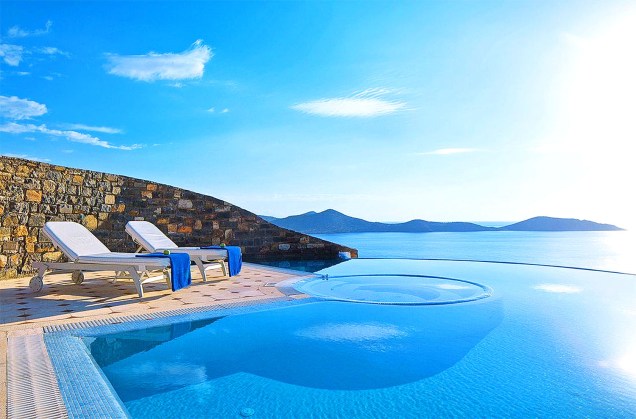 São muitos os atrativos para quem se hospeda por aqui. Entre eles: uma bela piscina com vista para o Mar Mediterrâneo, quartos extremamente luxuosos e confortáveis e boa comida <em><a href="https://www.booking.com/hotel/gr/elounda-gulf-villas-suites.pt-br.html?aid=332455&label=viagemabril-as-piscinas-mais-incriveis-do-mundo" target="_blank">Veja os preços do Elounda Gulf Villas no Booking.com</a></em>