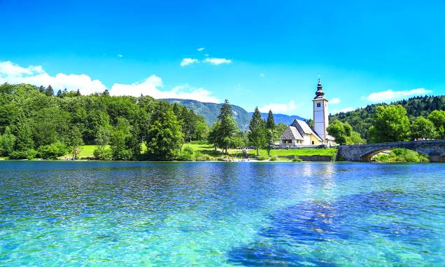O Parque Nacional do Triglav, na <a href="http://viajeaqui.abril.com.br/paises/eslovenia" rel="Eslovênia" target="_self">Eslovênia</a>, é o único do país. O lago Bohinj e o monte Triglav marcam a paisagem do lugar, ideal para ser visitado no verão