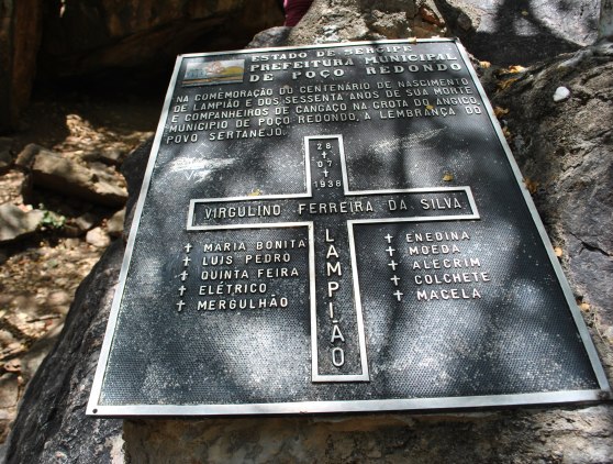Os turistas que chegam à Grota do Angico, no município de Poço Redondo, em Sergipe, se deparam com o túmulo simbólico no local onde o bando do cangaceiro foi assassinado