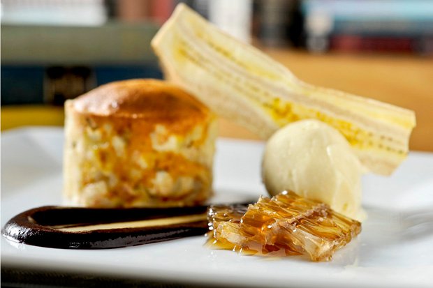 Tortino quente de banana, sorvete de mel de abelha da Amazônia e coulis de açaí do <strong>Emiliano</strong>, localizado em <a href="https://viajeaqui.abril.com.br/cidades/br-sp-sao-paulo" rel="São Paulo" target="_blank">São Paulo</a>