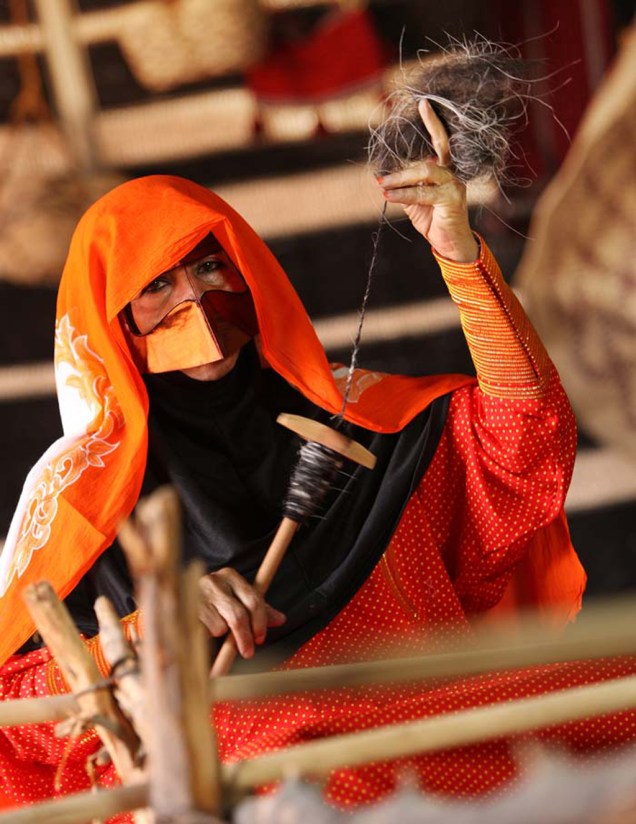 O <strong>Al Sadu </strong>é uma tradicional forma de tear praticada pelas mulheres beduínas das comunidades rurais dos <strong>Emirados Árabes Unidos</strong>. Os homens tosam ovelhas, camelos e cabras enguanto as mulheres se reúnem para tecer, cantar e recitar poemas