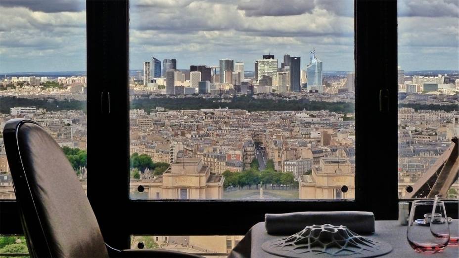 Vista do restaurante Le Jules Verne, na Torre Eiffel, tendo o distrito de La Defense ao fundo