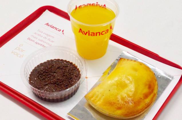 Os lanches salgados servidos na ponte áerea Rio-São Paulo são inspirados nos países que passaram para as oitavas de final na Copa do Mundo. Já os doces variam entre tortas de chocolate a (bem brasileiros) quindins. Na foto, a empanada argentina Os lanches salgados servidos na ponte áerea Rio-São Paulo são inspirados nos países que passaram para as oitavas de final na Copa do Mundo. Já os doces variam entre tortas de chocolate a (bem brasileiros) quindins. Na foto, a empanada argentina