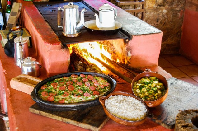Comida caseira, preparada no fogão a lenha, é um chamariz turístico da região