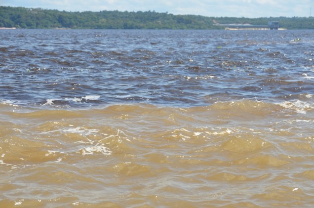 No momento em que os rios Solimões e Negro finalmente se misturam, após 6 quilômetros, ganham outro nome: rio Amazonas