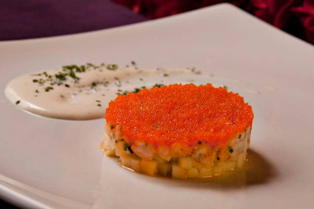 A casa espanhola <a href="http://viajeaqui.abril.com.br/estabelecimentos/br-rj-rio-de-janeiro-restaurante-ene-hotel-intercontinental-rio" rel="Eñe"><strong>Eñe</strong></a> vai servir como entrada no almoço da Rio Restaurant Week um tartar de peixe branco com maçã (foto) ou uma panela de grão de bico com chorizo 
