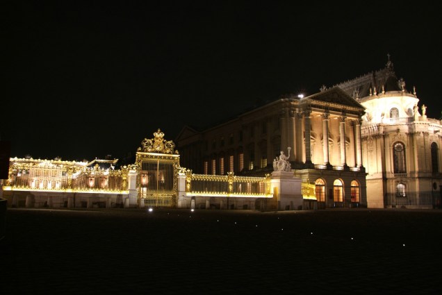 Entrada principal do Palácio de Versalhes, com o edifício da Capela Real à direita