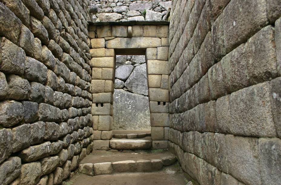 <strong>2. Setor nobre</strong> Esta porta dá acesso ao setor nobre da cidade, onde se encontram as residências dos governantes. Ali está o chamado Palácio do Inca, ou Casa Real, um amplo espaço residencial que servia de refúgio para o soberano. Nota-se nesse setor a precisão e o cuidado com que paredes e muros foram lavrados. Originalmente, as construções eram cobertas com telhados de palha <strong>2. Setor nobre</strong> Esta porta dá acesso ao setor nobre da cidade, onde se encontram as residências dos governantes. Ali está o chamado Palácio do Inca, ou Casa Real, um amplo espaço residencial que servia de refúgio para o soberano. Nota-se nesse setor a precisão e o cuidado com que paredes e muros foram lavrados. Originalmente, as construções eram cobertas com telhados de palha