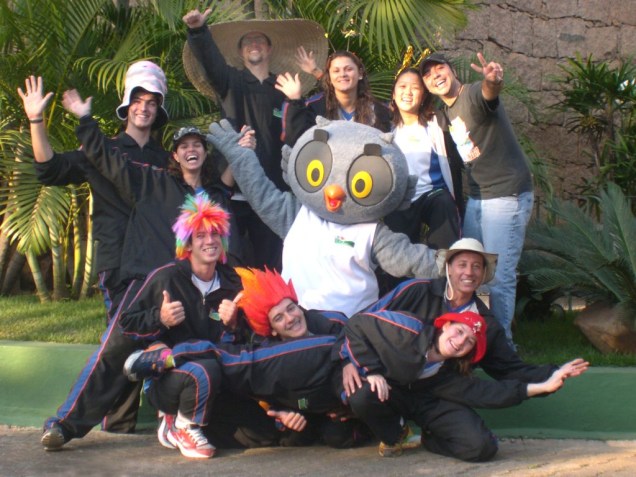 Equipe de Esporte e Lazer e o mascote do Hotel Cabreúva Resort