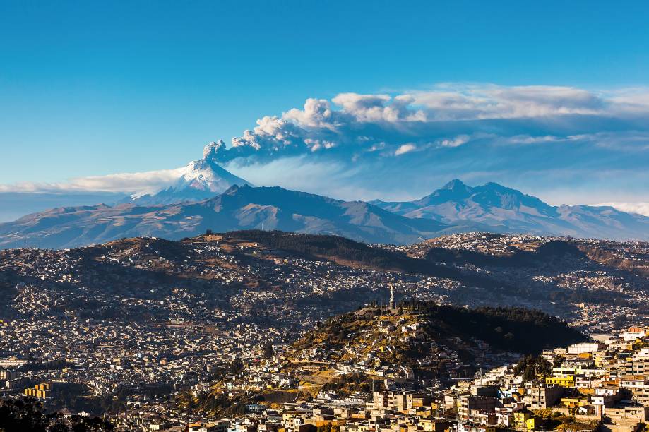 <a href="http://viajeaqui.abril.com.br/paises/equador" target="_blank" rel="noopener"><strong>Cotopaxi, Equador</strong></a> Localizado a apenas 50km de <a href="http://viajeaqui.abril.com.br/cidades/equador-quito" target="_blank" rel="noopener">Quito</a>, é a segunda maior montanha do <a href="http://viajeaqui.abril.com.br/paises/equador" target="_blank" rel="noopener">Equador</a> e um dos mais altos vulcões ativos do mundo, com 5.911 metros de altitude. Teoricamente, seu nome significa “pescoço da Lua” em uma das dezenas de línguas indígenas locais. Atividades vulcânicas moderadas têm ocorrido ultimamente, sendo que gases e uma pequena quantidade de cinzas foram expelidas em janeiro de 2016. Emissões de dióxido sulfúrico estão em níveis de pré-erupção, então verifique as atividades vulcânicas do local antes de confirmar seu passeio até lá