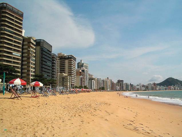 A Praia de Itaparica, em Vila Velha (ES), concentra atividades populares e é local de encontro dos jovens