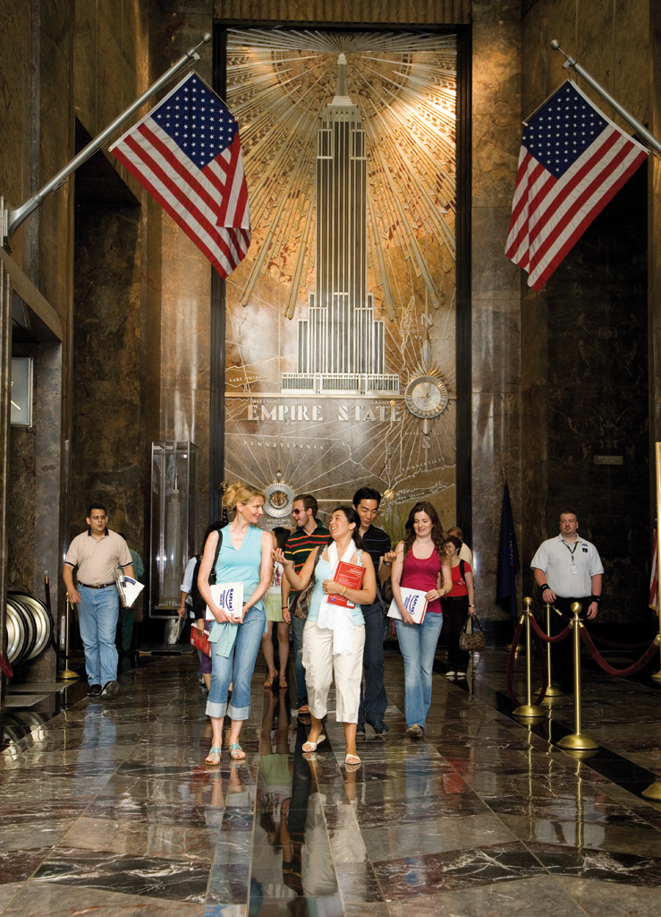 Para quem curte viajar para aprender línguas, há uma unidade da escola de inglês <a href="https://www.kaplaninternational.com/schools/usa/english-language-study-new-york.aspx" rel="Kaplan" target="_blank">Kaplan</a> no 63º andar do edifício mais famoso da cidade, o Empire State Building.