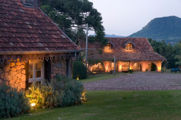 Os chalés da pousada La Hacienda, em Gramado, ficam em ampla área verde, cercada por montanhas