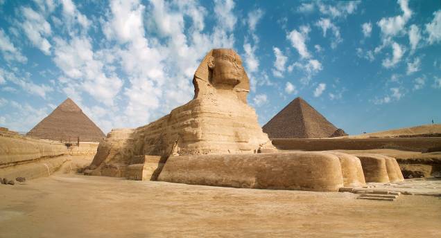 No platô onde as pirâmides estão localizadas, na região metropolitana do Cairo, a grande Esfinge recebia os visitantes que chegavam às tumbas faraônicas (as pirâmides) a partir do rio Nilo