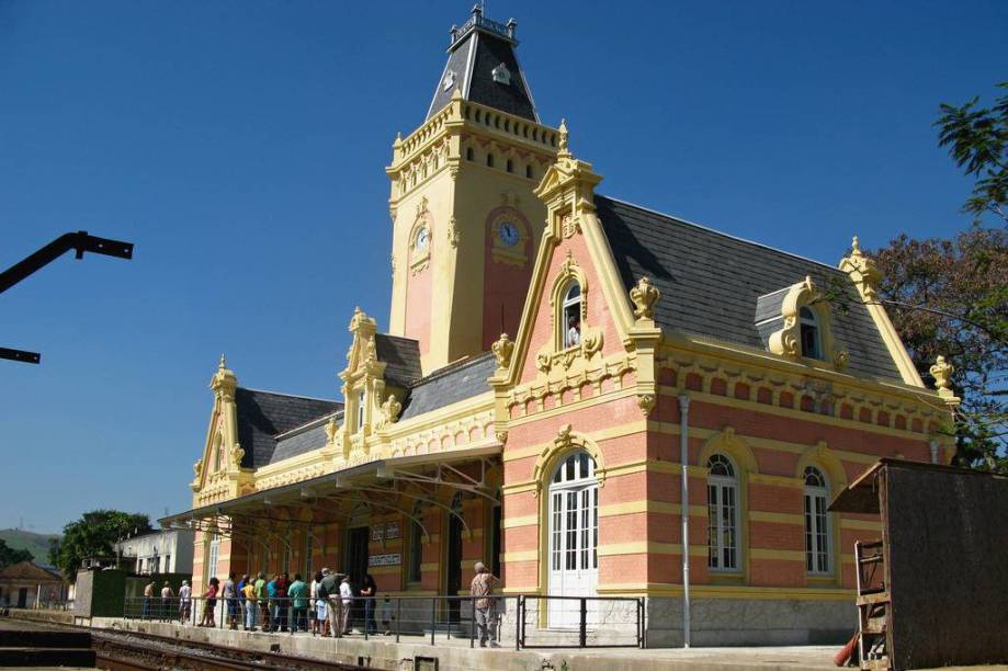 Na foto, a estação ferroviária de Guaratinguetá. O turismo ecológico também é forte graças à mata que fica entre as serras do Mar e da Mantiqueira. São trilhas, cachoeiras, nascentes, picos e montanhas podem ser passeios tranquilos ou com prática de esportes radicais como rapel, asa delta, paraglider, jipe e mountain bike.