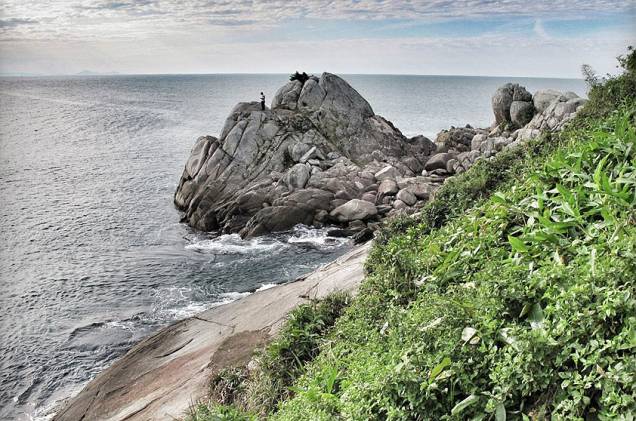 <strong>10. Praia Estaleiro, Porto Belo</strong> O acesso à praia é feito apenas por barco ou a pé, por trilha de cinco minutos. Cuidado: o caminho é íngreme e escorregadio. A entrada da praia Estaleiro fica ao lado de um condomínio residencial. <strong></strong><em><a href="https://www.booking.com/searchresults.pt-br.html?aid=332455&lang=pt-br&sid=eedbe6de09e709d664615ac6f1b39a5d&sb=1&src=index&src_elem=sb&error_url=https%3A%2F%2Fwww.booking.com%2Findex.pt-br.html%3Faid%3D332455%3Bsid%3Deedbe6de09e709d664615ac6f1b39a5d%3Bsb_price_type%3Dtotal%26%3B&ss=Praia+do+Estaleiro%2C+Porto+Belo%2C+Santa+Catarina%2C+Brasil&checkin_monthday=&checkin_month=&checkin_year=&checkout_monthday=&checkout_month=&checkout_year=&no_rooms=1&group_adults=2&group_children=0&from_sf=1&ss_raw=Praia+Estaleiro&ac_position=1&ac_langcode=xb&dest_id=256856&dest_type=landmark&search_pageview_id=d1c76f3ad2d90494&search_selected=true&search_pageview_id=d1c76f3ad2d90494&ac_suggestion_list_length=5&ac_suggestion_theme_list_length=0&map=1#map_closed" target="_blank" rel="noopener">Busque hospedagens na Praia do Estaleiro no Booking.com</a></em> <strong>10. Praia Estaleiro, Porto Belo</strong> O acesso à praia é feito apenas por barco ou a pé, por trilha de cinco minutos. Cuidado: o caminho é íngreme e escorregadio. A entrada da praia Estaleiro fica ao lado de um condomínio residencial. <strong></strong><em><a href="https://www.booking.com/searchresults.pt-br.html?aid=332455&lang=pt-br&sid=eedbe6de09e709d664615ac6f1b39a5d&sb=1&src=index&src_elem=sb&error_url=https%3A%2F%2Fwww.booking.com%2Findex.pt-br.html%3Faid%3D332455%3Bsid%3Deedbe6de09e709d664615ac6f1b39a5d%3Bsb_price_type%3Dtotal%26%3B&ss=Praia+do+Estaleiro%2C+Porto+Belo%2C+Santa+Catarina%2C+Brasil&checkin_monthday=&checkin_month=&checkin_year=&checkout_monthday=&checkout_month=&checkout_year=&no_rooms=1&group_adults=2&group_children=0&from_sf=1&ss_raw=Praia+Estaleiro&ac_position=1&ac_langcode=xb&dest_id=256856&dest_type=landmark&search_pageview_id=d1c76f3ad2d90494&search_selected=true&search_pageview_id=d1c76f3ad2d90494&ac_suggestion_list_length=5&ac_suggestion_theme_list_length=0&map=1#map_closed" target="_blank" rel="noopener">Busque hospedagens na Praia do Estaleiro no Booking.com</a></em>