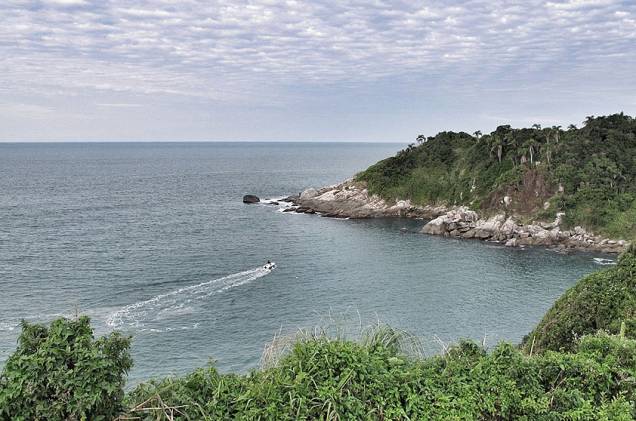 <strong>10. Praia Estaleiro, Porto Belo</strong> Cercada por dois costões, tem água verdinha, perfeita para um mergulho. A pequena faixa de areia, de apenas 150 metros, é muito disputada por famílias nos fins de semana. <a href="https://www.booking.com/searchresults.pt-br.html?aid=332455&lang=pt-br&sid=eedbe6de09e709d664615ac6f1b39a5d&sb=1&src=index&src_elem=sb&error_url=https%3A%2F%2Fwww.booking.com%2Findex.pt-br.html%3Faid%3D332455%3Bsid%3Deedbe6de09e709d664615ac6f1b39a5d%3Bsb_price_type%3Dtotal%26%3B&ss=Praia+do+Estaleiro%2C+Porto+Belo%2C+Santa+Catarina%2C+Brasil&checkin_monthday=&checkin_month=&checkin_year=&checkout_monthday=&checkout_month=&checkout_year=&no_rooms=1&group_adults=2&group_children=0&from_sf=1&ss_raw=Praia+Estaleiro&ac_position=1&ac_langcode=xb&dest_id=256856&dest_type=landmark&search_pageview_id=d1c76f3ad2d90494&search_selected=true&search_pageview_id=d1c76f3ad2d90494&ac_suggestion_list_length=5&ac_suggestion_theme_list_length=0&map=1#map_opened" target="_blank" rel="noopener"><em>Busque hospedagens na Praia Estaleiro no Booking.com</em></a> <strong>10. Praia Estaleiro, Porto Belo</strong> Cercada por dois costões, tem água verdinha, perfeita para um mergulho. A pequena faixa de areia, de apenas 150 metros, é muito disputada por famílias nos fins de semana. <a href="https://www.booking.com/searchresults.pt-br.html?aid=332455&lang=pt-br&sid=eedbe6de09e709d664615ac6f1b39a5d&sb=1&src=index&src_elem=sb&error_url=https%3A%2F%2Fwww.booking.com%2Findex.pt-br.html%3Faid%3D332455%3Bsid%3Deedbe6de09e709d664615ac6f1b39a5d%3Bsb_price_type%3Dtotal%26%3B&ss=Praia+do+Estaleiro%2C+Porto+Belo%2C+Santa+Catarina%2C+Brasil&checkin_monthday=&checkin_month=&checkin_year=&checkout_monthday=&checkout_month=&checkout_year=&no_rooms=1&group_adults=2&group_children=0&from_sf=1&ss_raw=Praia+Estaleiro&ac_position=1&ac_langcode=xb&dest_id=256856&dest_type=landmark&search_pageview_id=d1c76f3ad2d90494&search_selected=true&search_pageview_id=d1c76f3ad2d90494&ac_suggestion_list_length=5&ac_suggestion_theme_list_length=0&map=1#map_opened" target="_blank" rel="noopener"><em>Busque hospedagens na Praia Estaleiro no Booking.com</em></a>