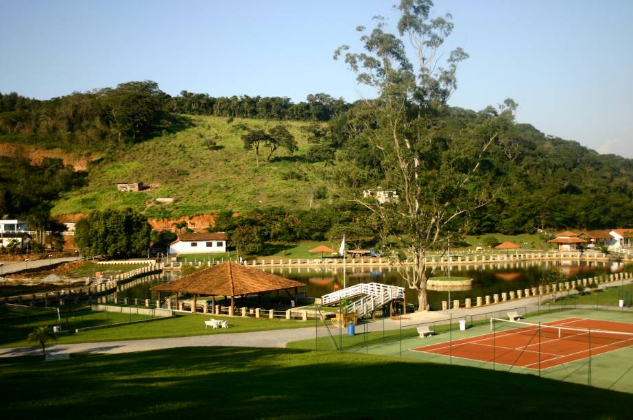 <a href="https://viajeaqui.abril.com.br/cidades/br-sp-nazare-paulista" rel="NAZARÉ PAULISTA (SP)" target="_blank"><strong>NAZARÉ PAULISTA (SP)</strong></a><br /> <br /> <a href="https://viajeaqui.abril.com.br/estabelecimentos/br-sp-nazare-paulista-hospedagem-estancia-atibainha" rel="Estância Atibainha" target="_blank"><strong>Estância Atibainha</strong></a> <br /> As principais atrações da programação de Páscoa para as crianças são os shows de mágica e de marionetes, oficinas de artesanato, pintura facial e aulas de dança. Além disso, a garotada pode aproveitar o playground, passear a cavalo, brincar no castelinho medieval, andar de trenzinho e se refrescar nas piscinas com toboáguas. O pacote de quatro noites para o casal, com pensão completa, custa desde R$ 2690. Duas crianças acompanhadas de dois adultos não pagam. <a href="https://viajeaqui.abril.com.br/cidades/br-sp-nazare-paulista" rel="NAZARÉ PAULISTA (SP)" target="_blank"><strong>NAZARÉ PAULISTA (SP)</strong></a><br /> <br /> <a href="https://viajeaqui.abril.com.br/estabelecimentos/br-sp-nazare-paulista-hospedagem-estancia-atibainha" rel="Estância Atibainha" target="_blank"><strong>Estância Atibainha</strong></a> <br /> As principais atrações da programação de Páscoa para as crianças são os shows de mágica e de marionetes, oficinas de artesanato, pintura facial e aulas de dança. Além disso, a garotada pode aproveitar o playground, passear a cavalo, brincar no castelinho medieval, andar de trenzinho e se refrescar nas piscinas com toboáguas. O pacote de quatro noites para o casal, com pensão completa, custa desde R$ 2690. Duas crianças acompanhadas de dois adultos não pagam.