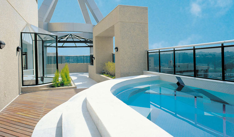 Área da piscina do <strong>Estanplaza International</strong>, em <a href="https://viajeaqui.abril.com.br/cidades/br-sp-sao-paulo" rel="São Paulo" target="_blank">São Paulo</a>