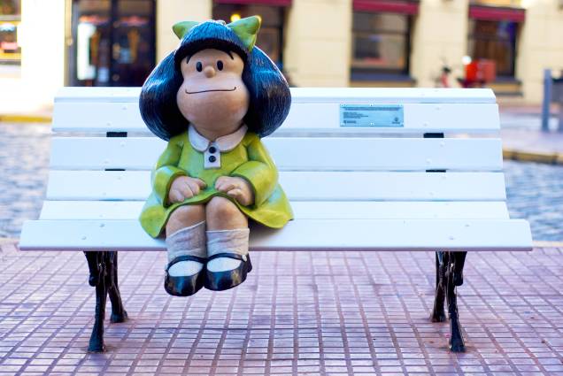 <strong>Estátua da Mafalda </strong> Não dá para visitar Buenos Aires sem ao menos ter o vislumbre de uma das personagens mais emblemáticas da cidade – e, consequentemente, de todo o país. Localizada no bairro de San Telmo, próxima à Plaza de Mayo, a simpática estátua fica sentada em um banquinho, só esperando o clique do visitante <strong>Estátua da Mafalda </strong> Não dá para visitar Buenos Aires sem ao menos ter o vislumbre de uma das personagens mais emblemáticas da cidade – e, consequentemente, de todo o país. Localizada no bairro de San Telmo, próxima à Plaza de Mayo, a simpática estátua fica sentada em um banquinho, só esperando o clique do visitante