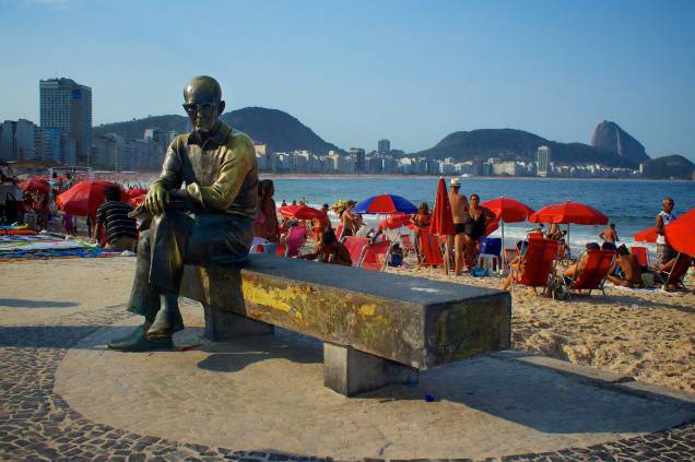 Junto com o Cristo Redentor, a estátua de Carlos Drummond de Andrade é um dos monumentos mais visitados (e fotografados) do Rio de Janeiro (RJ)