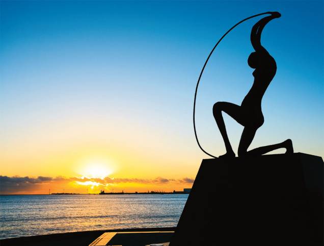 O sol por trás da Estátua de Iracema, em Fortaleza