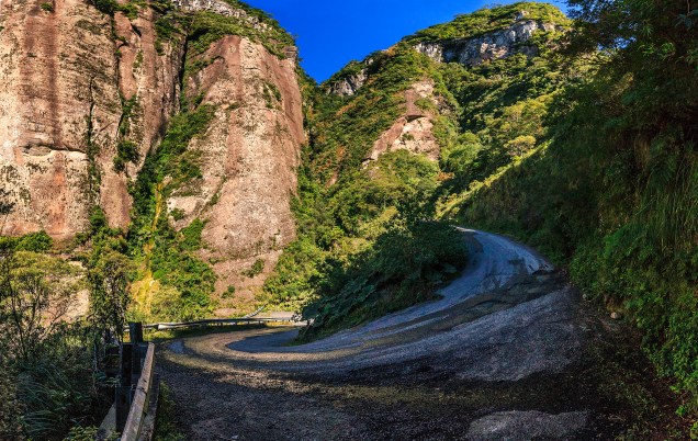 Um dos trechos mais conservados da estrada são as curvas íngremes que levam ao topo da Serra do Corvo Branco