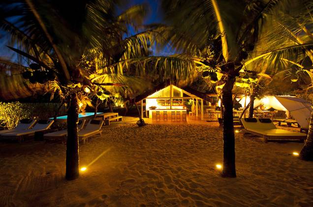 Luminárias dão um clima especial ao lounge pé na areia da pousada Etnia Clube de Mar Luminárias dão um clima especial ao lounge pé na areia da pousada Etnia Clube de Mar