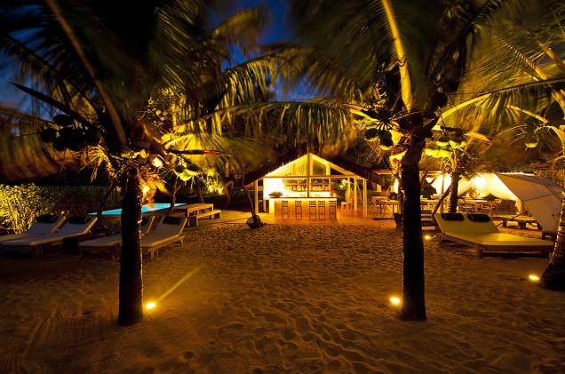 Luminárias dão um clima especial ao lounge pé na areia da pousada Etnia Clube de Mar