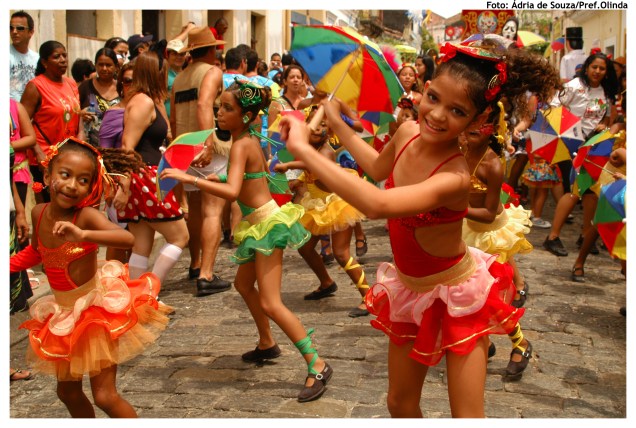 Bloco de rua Eu Acho É Pouquinho anima as crianças no Carnaval de Olinda, em Pernambuco