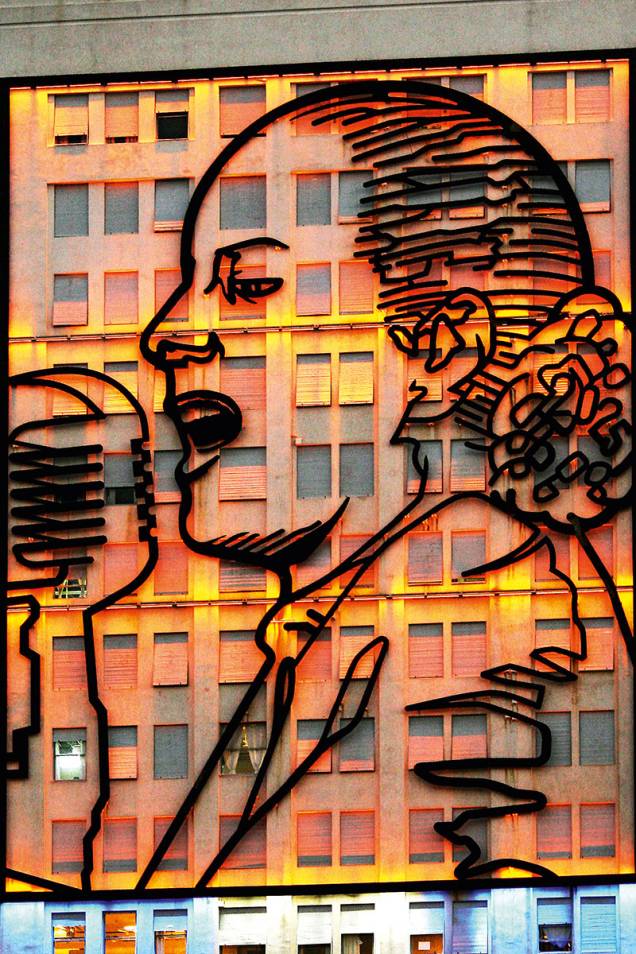 <strong>3. Mural de Evita</strong>    Nas esquina das avenidas 9 de Julio e Belgrano, não chore pelos dois imensos e iluminados painéis com os desenhos de Eva Perón, feitos por Alejandro Marmo no prédio do Ministério de Obras Públicas.  