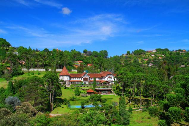 <strong>7. <a href="https://viajeaqui.abril.com.br/estabelecimentos/br-sp-campos-do-jordao-hospedagem-vila-inglesa" rel="Vila Inglesa" target="_blank">Vila Inglesa</a></strong> O parque indicado pelo Guia Quatro Rodas é mantido pelos mesmos donos do <a href="https://viajeaqui.abril.com.br/estabelecimentos/br-sp-taubate-hospedagem-fazenda-mazzaropi" rel="Hotel Fazenda Mazzaropi" target="_blank">Hotel Fazenda Mazzaropi</a>, em <a href="https://viajeaqui.abril.com.br/cidades/br-sp-taubate" rel="Taubaté (SP)" target="_blank">Taubaté (SP)</a> <a href="https://www.booking.com/hotel/br/villa-mazzaropi.pt-br.html?aid=332455&label=viagemabril-camposdojordao" rel="Faça sua reserva no hotel Vila Inglesa pelo Booking.com" target="_blank">Faça sua reserva no hotel Vila Inglesa pelo Booking.com</a> <strong>7. <a href="https://viajeaqui.abril.com.br/estabelecimentos/br-sp-campos-do-jordao-hospedagem-vila-inglesa" rel="Vila Inglesa" target="_blank">Vila Inglesa</a></strong> O parque indicado pelo Guia Quatro Rodas é mantido pelos mesmos donos do <a href="https://viajeaqui.abril.com.br/estabelecimentos/br-sp-taubate-hospedagem-fazenda-mazzaropi" rel="Hotel Fazenda Mazzaropi" target="_blank">Hotel Fazenda Mazzaropi</a>, em <a href="https://viajeaqui.abril.com.br/cidades/br-sp-taubate" rel="Taubaté (SP)" target="_blank">Taubaté (SP)</a> <a href="https://www.booking.com/hotel/br/villa-mazzaropi.pt-br.html?aid=332455&label=viagemabril-camposdojordao" rel="Faça sua reserva no hotel Vila Inglesa pelo Booking.com" target="_blank">Faça sua reserva no hotel Vila Inglesa pelo Booking.com</a>