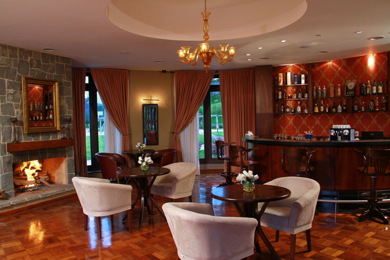 Bar do hotel Vila Inglesa, em Campos do Jordão, São Paulo
