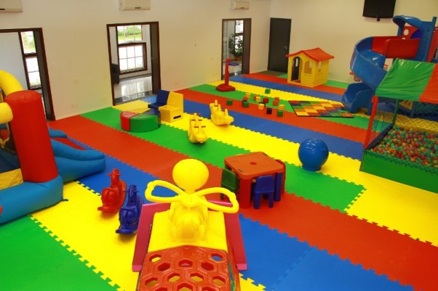 Entre as opções para crianças do hotel Vila Inglesa, em Campos do Jordão, há o kids club. Também há playground e atividades como circuito de arvorismo