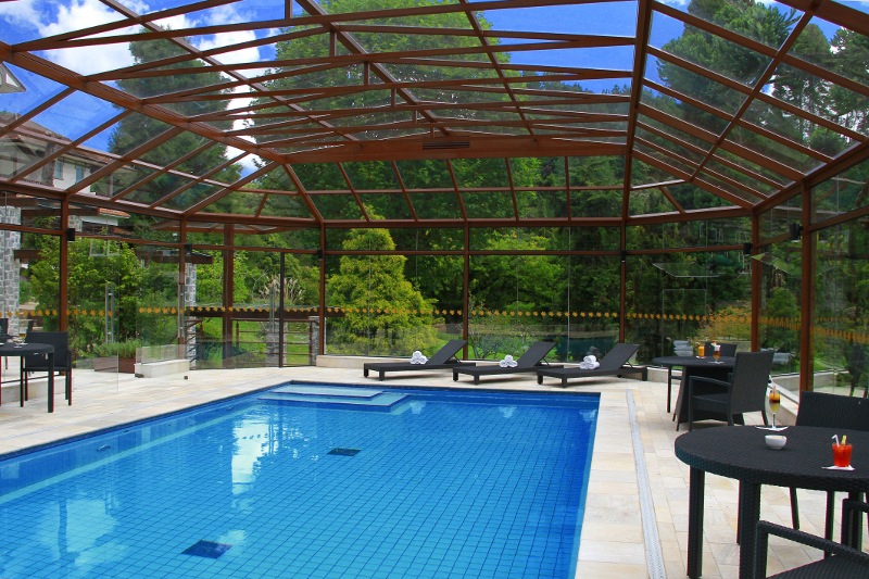A piscina do hotel Vila Inglesa, em Campos do Jordão, é coberta e aquecida